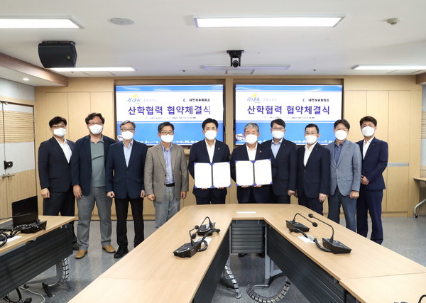 한밭대는 대전상공회의소와 최근 교내 산학연협동관에서 '대학·지역 공유협력 기반의 산학협력 활성화를 위한 업무협력 협약'을 체결했다.출처=한밭대.