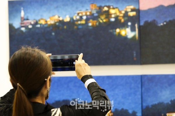 15일 오후 서울 강남구 삼성동 코엑스에서 열린 ‘한국국제아트페어’(KIAF SEOUL. 이하 키아프)에서 관람객들이 작품들의 사진을 찍고 있다. 사진=박재성 기자