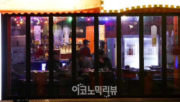 2일 밤 12시 무렵 서울 마포구 홍대 주면 주점 및 거리가 이용객들로 붐비고 있다. 사진=박재성 기자