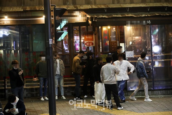 2일 밤 12시 무렵 서울 마포구 홍대 주면 주점 및 거리가 이용객들로 붐비고 있다. 사진=박재성 기자