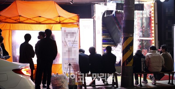 2일 밤 12시 무렵 서울 마포구 홍대 주면 주점 및 거리가 이용객들로 붐비고 있다. 사진=박재성 기자