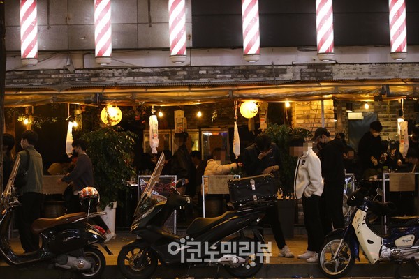 2일 밤 12시 무렵 서울 마포구 홍대 주면 주점 및 거리가 이용객들로 붐비고 있다. 사진=박재성 기자