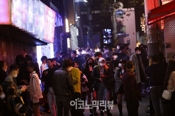 2일 밤 12시 무렵 서울 마포구 홍대 주면 주점 및 거리가 이용객들로 붐비고 있다. 사진=박재성 기자