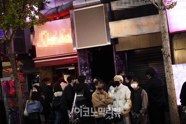 2일 밤 12시 무렵 서울 마포구 홍대 주면 주점 및 거리가 이용객들로 붐비고 있다. 사진=박재성 기자