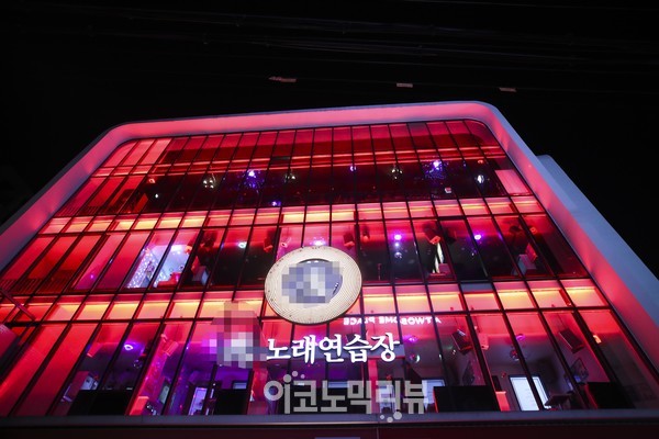 2일 밤 12시 무렵 서울 마포구 홍대 주면 주점 및 거리가 이용객들로 붐비고 있다. 사진=박재성 기자