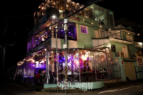 2일 밤 12시 무렵 서울 마포구 홍대 주면 주점 및 거리가 이용객들로 붐비고 있다. 사진=박재성 기자