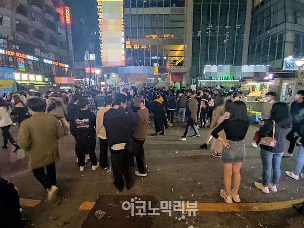 위드코로나 시행 첫날인 1일 자정이 넘은 시각, 강남역 부근 번화가에 많은 인파가 몰려있다. 사진=김동일 이코노믹리뷰 기자