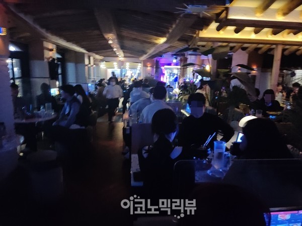 위드코로나 시행 첫날인 1일 오후 10시 강남역 부근 한 호프집. 손님들로 만석을 이루고 있다. 사진=김동일 이코노믹리뷰 기자