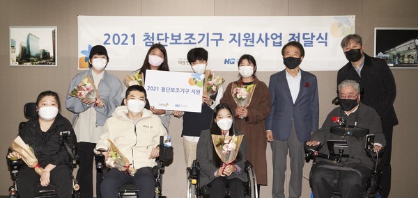 사진 윗줄 우측 두번째부터 한미글로벌 김종훈 회장, 따뜻한동행 이광재 상임이사, 아랫줄 우측 서울대학교 이상묵 교수)  사진=한미글로벌