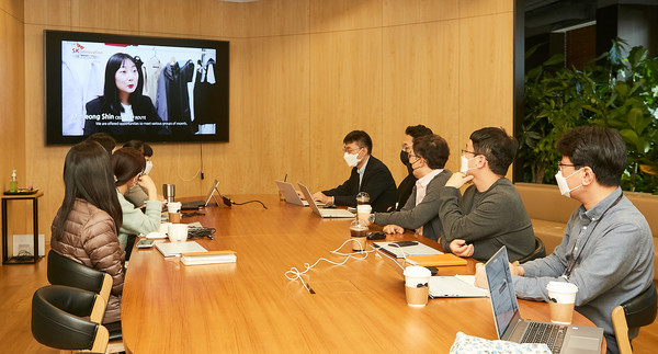 SK이노베이션 구성원들이 오늘 AVPN 동북아 써밋에서 열린 친환경 생태계 육성 모델인 ‘에그’ 프로그램 사례 발표 세션을 온라인 생중계로 시청하고 있다. 출처=SK이노베이션