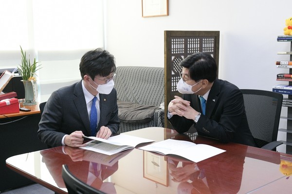 이춘희 세종시장은 15일 국회에서 윤호중 민주당 원내대표, 정진석 국회부의장, 이종배 국회 예결위원장, 장철민 국회 예결위 소위위원 등 여야 의원을 만나 주요 현안사업에 대한 지원을 요청했다.출처=세종시.