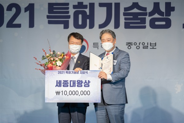 12일 ‘2021 특허기술상 시상식’에서 한국콜마 안병준 대표(오른쪽)와 김용래 특허청장(왼쪽)이 기념사진을 찍고 있다.출처=한국콜마.