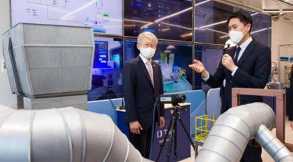 최기영 전 과기정통부장관이 버넥트 익스피리언스 센터를 방문한 모습(오른쪽 하태진 대표).출처=버넥트.