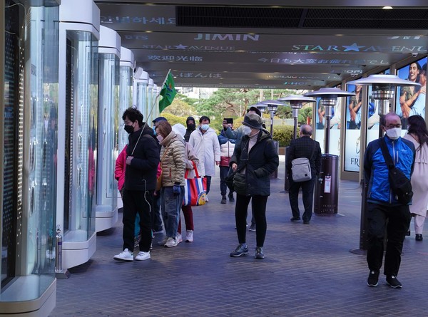 지난 22일 오후 싱가포르 단체관광객 10여 명이 롯데면세점 명동본점에 방문한 모습. 출처=롯데면세점