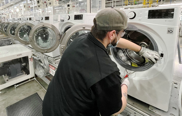 미국 테네시(Tennessee)주 클락스빅(Clarksville)에 있는 LG전자 세탁기 생산라인이 가동되고 있다. 출처= LG전자
