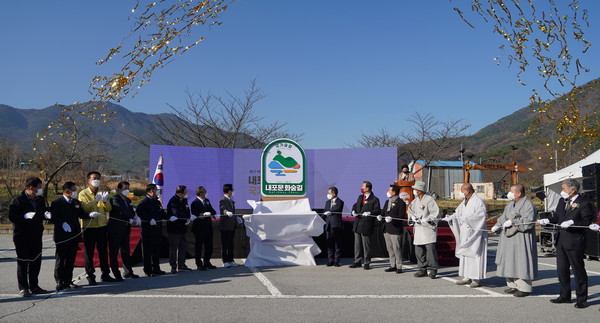 최병암 산림청장은 '내포문화숲길'의 국가숲길  지정을 축하하는 기념식에서 국가숲길 상징표 제막식을 거행했다.출처=산림청.