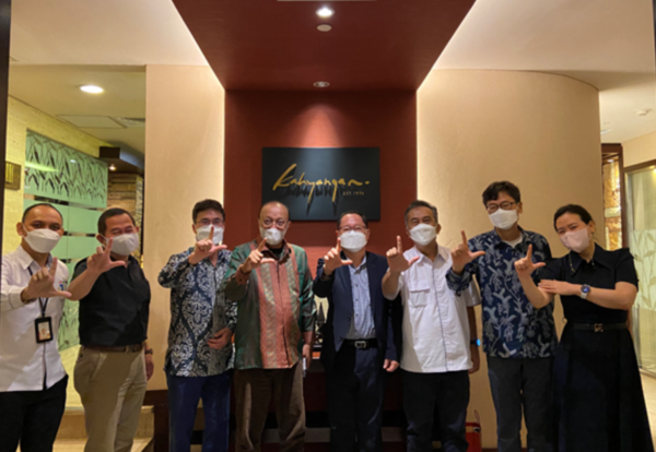 국가철도공단 성영석 해외사업본부장(우측 네번째)이 JakPro 신임 CEO(좌측 네번째) 위디 아마나스토와 면담 후 현지 식당에서 기념촬영을 하고 있다.출처=국가철도공단.