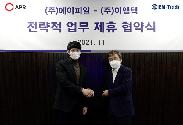 에이피알 김병훈 대표(사진 왼쪽)와 이엠텍 이석근 대표이사는 29일 전략적 업무제휴 협약식을 체결했다. 출처= 에이피알