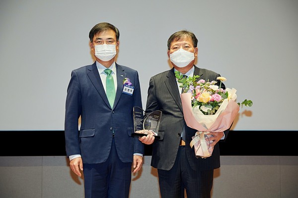 3일 열린 ‘2021 ESG 우수기업’ 시상식에서 풀무원이 ‘ESG 대상’을 수상했다. 이효율 풀무원 대표(오른쪽)가 손병두 한국거래소 이사장과 기념사진을 찍고 있다. 출처=풀무원