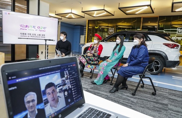 지난 7일 인천시 부평구에 위치한 지엠테크니컬센터코리아 엔지니어링센터 내 이노베이션 센터에서 '다양성 이해를 위한 소통 강연'에 참석한 다문화 가정의 외국인 패널들이 행사에 참여한 임직원들과 함께 대화를 나누는 모습. 출처= 한국지엠