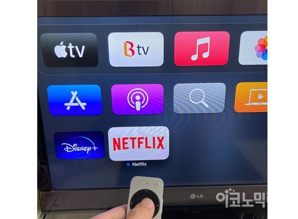 Apple TV 앱을 통해 TV에 설치된 디즈니+와 넷플릭스.  사진= 이코노믹리뷰 박정훈 기자