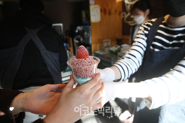 17일 국내 대표 배달앱 요기요가 단계적 일상회복 시기에 소상공인들과 함께 어려움을 극복하고자 하는 상생의 의미를 담은 푸드 페스티벌 ‘요기요타운’을 이태원에 열었다.