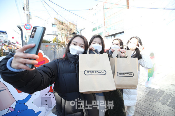 17일 국내 대표 배달앱 요기요가 단계적 일상회복 시기에 소상공인들과 함께 어려움을 극복하고자 하는 상생의 의미를 담은 푸드 페스티벌 ‘요기요타운’을 이태원에 열었다.