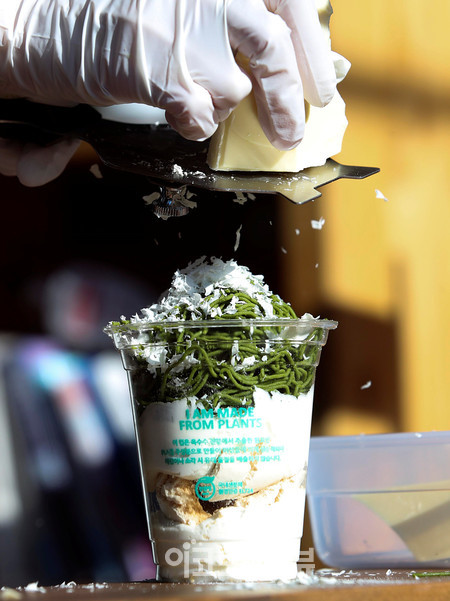 17일 국내 대표 배달앱 요기요가 단계적 일상회복 시기에 소상공인들과 함께 어려움을 극복하고자 하는 상생의 의미를 담은 푸드 페스티벌 ‘요기요타운’을 이태원에 열었다.