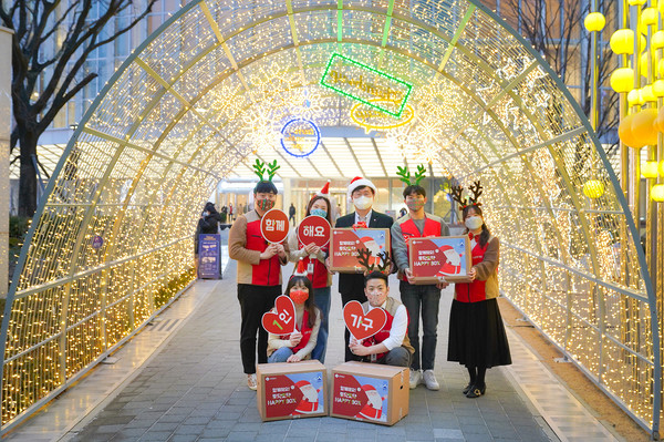 롯데물산은 21~22일 양일간 송파구 여성, 청년, 중장년 대상 1인가구 200세대에게 생필품 25종이 담긴 해피박스를 전달한다. 출처=롯데물산.