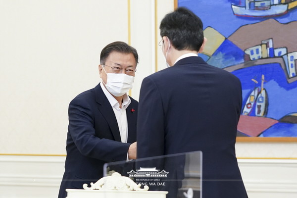 청와대가 개최한 오찬 간담회에 참석한 이재용 삼성전자 부회장과 인사를 나누고 있는 문재인 대통령. 출처= 청와대