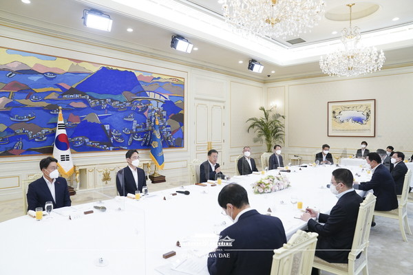 ​오찬 간담회에 참석한 기업인들에게 인사말을 전하고 있는 문재인 대통령. 출처= 청와대