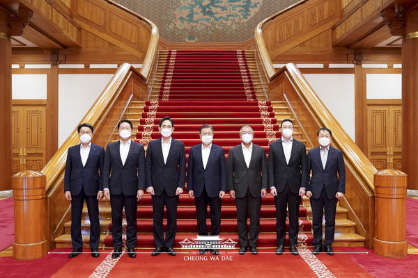 (왼쪽부터) 최정우 포스코 회장, SK 최태원 회장, 삼성전자 이재용 부회장, 문재인 대통령, 현대자동차 정의선 회장, LG 구광모 회장, KT 구현모 대표. 출처= 청와대