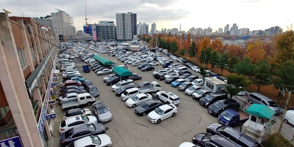 서울 장안평 중고차 시장에 야적된 매물들. 사진= 이코노믹리뷰 최동훈 기자