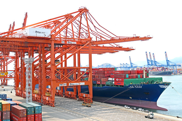 7,000TEU급 컨테이너선 ‘HMM 자카르타호’가 부산항 신항 HPNT에서 국내 수출기업들의 화물을 싣고 있다. 사진=HMM