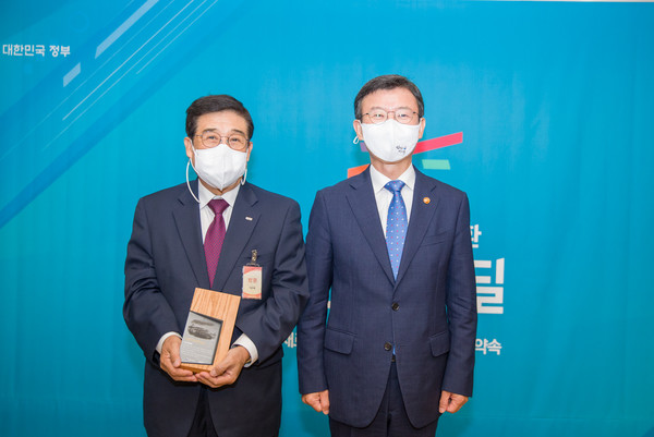 배재훈(왼쪽) HMM 대표이사와 문성혁 해양수산부장관. 사진=HMM
