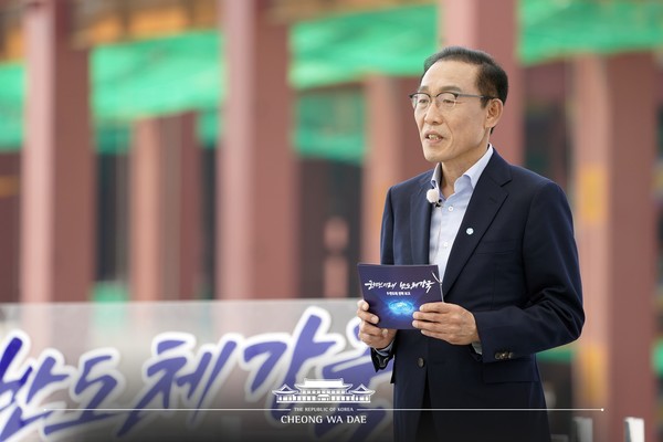 지난해 K-반도체 전략 선포식에서 반도체 사업 확장 계획을 밝히고 있는 삼성전자 김기남 前 부회장. 출처= 청와대