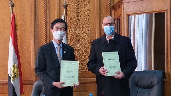 방문규 수출입은행장이 21일(현지시간) 이집트 카이로 철도청에서 모스타파 아부 엘마카렘 철도청장과 만나 이집트 룩소르-하이댐 철도 현대화사업에 총 2.5억달러의 자금을 지원하는 내용의 금융공여계약서에 서명한 뒤 기념촬영을 하고 있다. 출처=한국수출입은행