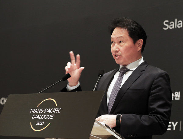 SK가 국내 기업 최초로 친환경 그린기술 개발을 위한 대규모 연구단지를 건립한다. 사진은 '2021 트랜스 퍼시픽 다이얼로그'에서 환영사를 전하고 있는 SK 최태원 회장. 출처= SK