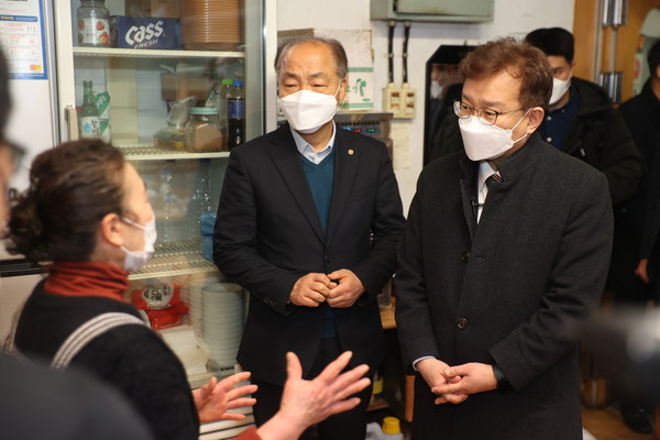 권칠승 중소벤처기업부 장관은 9일 서울 마포구 한 식당을 찾아 애로사항을 청취했다.출처=중기부.