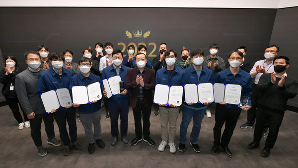 현대모비스가 10일 경기도 마북연구소에서 우수직무 발명 시상식을 진행했다. 조성환 현대모비스 사장(앞줄 왼쪽서 다섯번째)이 직접 시상식에 참석해 연구원들의 노고를 치하했다. 출처= 현대모비스