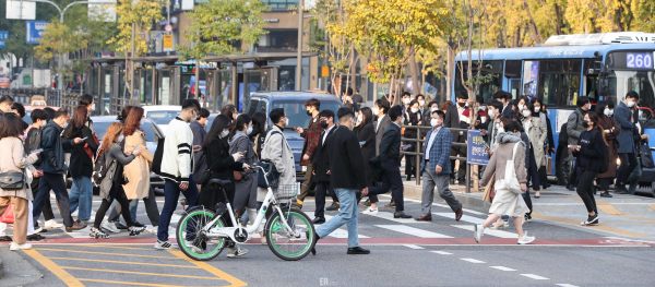 일교차가 심해지는 가운데 27일 오전 서울 광화문 네거리에서 시민들이 출근길 발걸음을 재촉하고 있다. 사진=임형택기자날씨 사진=임형택기자