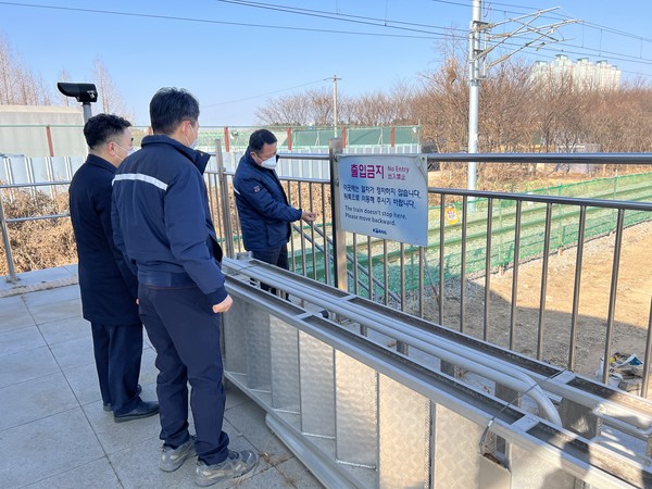 이선관 서울본부장이 대곡역 승강장을 포함해 고객안내표지류와 비상사다리 등을 살피고 있다.출처=코레일.