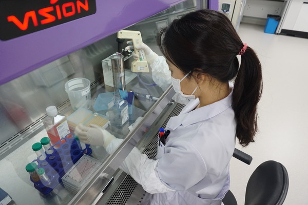 신라젠 연구원이 연구를 하고 있다. 출처 :신라젠
