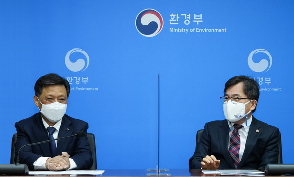 김학동(왼쪽) 포스코 부회장이 25일 서울시 한강홍수통제소를 방문해 홍정기 환경부 차관에게 감사의 뜻을 전하고 있다. 사진=포스코