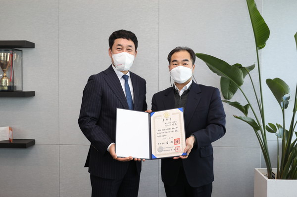 이지홍 혼다코리아 대표이사(왼쪽)가 지난 3일 부산본부세관에서 국무총리 표창을 수상하는 모습. 출처= 혼다코리아