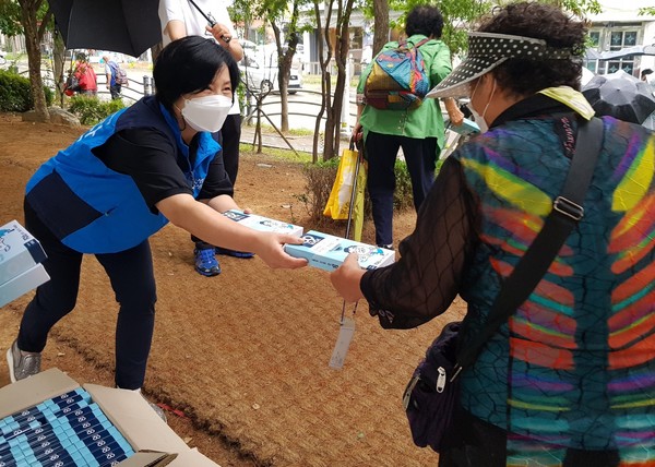 자생의료재단 관계자가 지역 주민들에게 마스크를 배부하고 있다. 출처=자생한방병원