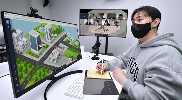 현대모비스 직원이 메타버스 기반 협업 시뮬레이션 프로그램에 참여해 회사의 주요 경영 프로세스를 학습하는 모습. 출처= 현대모비스