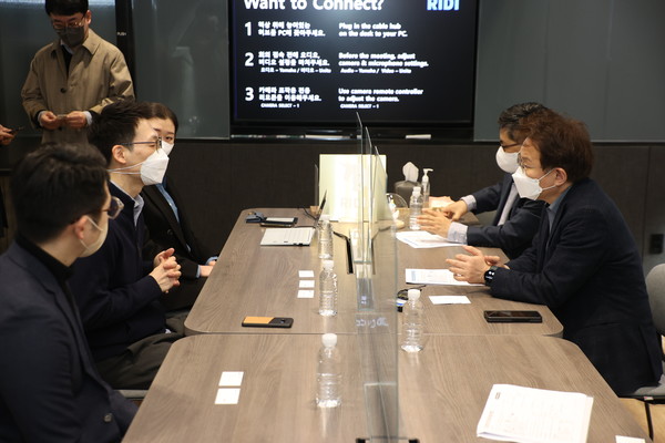 권칠승 중소벤처기업부 장관이 16일 서울시 강남구에 위치한 유니콘기업 리디를 방문해 현장의견을 청취하고 있다.출처=중기부.