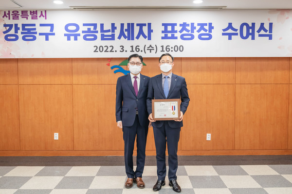 서울 강동구 유공납세자 표창장 수여식 후 이정훈 강동구청장(왼쪽)과 조성복 한국종합기술 홍보팀장이 기념촬영을 하고 있다. 사진=한국종합기술