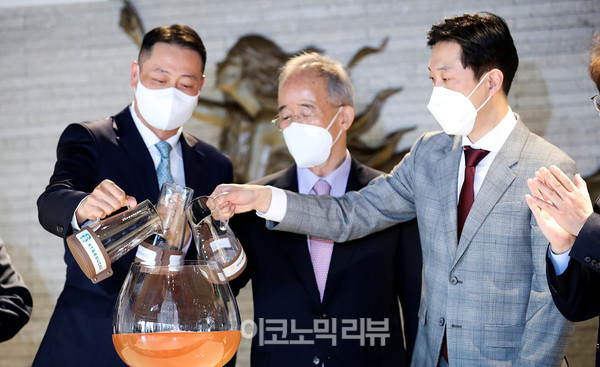 30일 서울 중구 스테이트타워 남산에서 열린 '스타벅스-전국카페사장협동조합-동반성장위원회 상생 협약식'에서 참석자들이 '상생 음료'를 만들고 포토타임을 갖고 있다. 왼쪽부터  송호섭 스타벅스코리아 대표이사, 오영교 동반성장위원장, 고장수 전국카페사장협동조합 이사장. 사진=박재성 기자